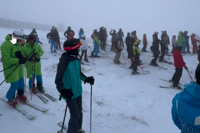 Tužan i dirljiv prizor na Kopaoniku: Poznati instruktor skijanja umro, skijaši organizovali komemorativni spust (VIDEO)