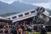 Užas u Indoneziji: U sudaru vozova poginule najmanje tri osobe, 28 povređeno!