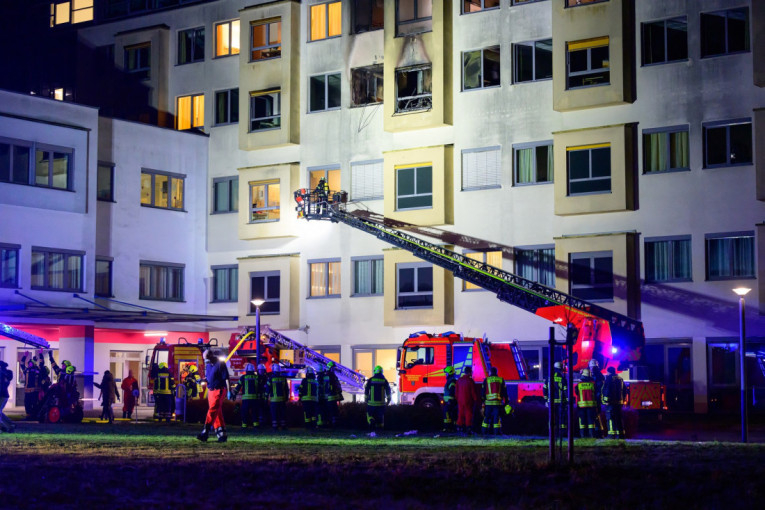 Buknuo požar u bolnici u Nemačkoj: Vatra izbila na trećem spratu - jedna osoba poginula, pacijenti evakuisani