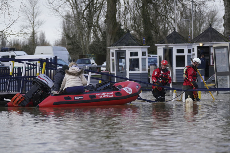Oluja "Henk" paralisala Englesku i Vels: Poplavljeni putevi i kuće - poginule najmanje tri osobe (FOTO)
