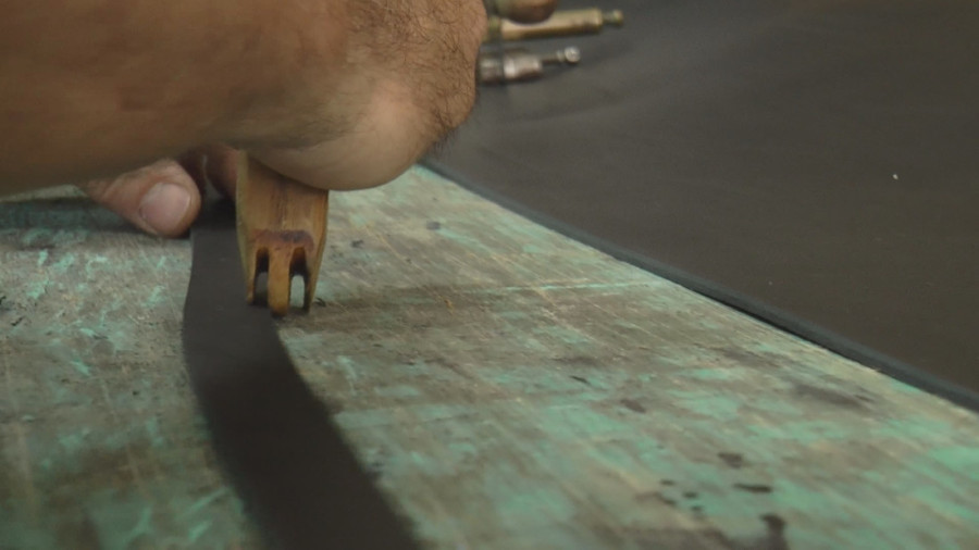 "Sve se radi ručno, ne postoji mašina koja bi to radila": Perko je sarač iz Čačka, već tri decenije pravi proizvode od kože (FOTO)