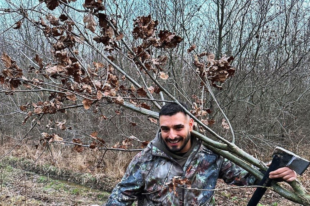 Darko Lazić otišao u šumu po badnjak: Tek da vidite ko mu pravi društvo! (FOTO)