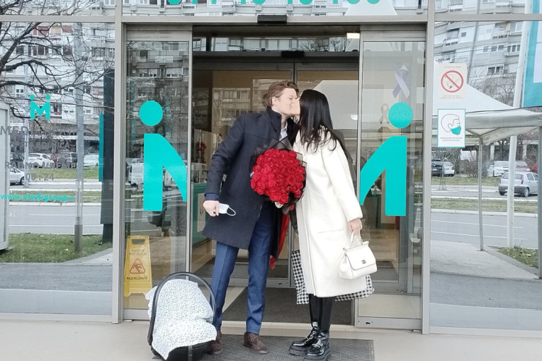 Dejana Živković izašla iz porodilišta! Muž Filip odveo manekenku i sina Novaka kući (FOTO/VIDEO)