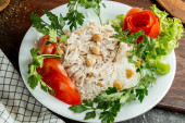 Recept dana: Salata pahuljica s piletinom i kikirikijem, zdrava i preukusna zamena za klasičnu rusku