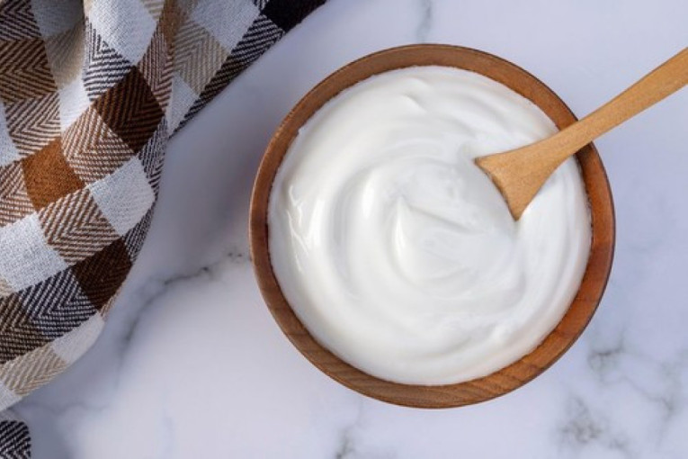 Novi viralni trend osvaja svet: Razvučeni jogurt postao hit na društvenim mrežama (RECEPT)