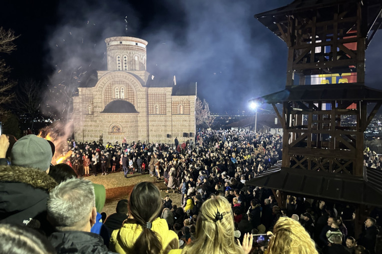 Neverovatna slika sa Ljubića: Na stotine vernika prisustvovalo paljenju badnjaka ispred crkve Svetog kneza Lazara (FOTO)