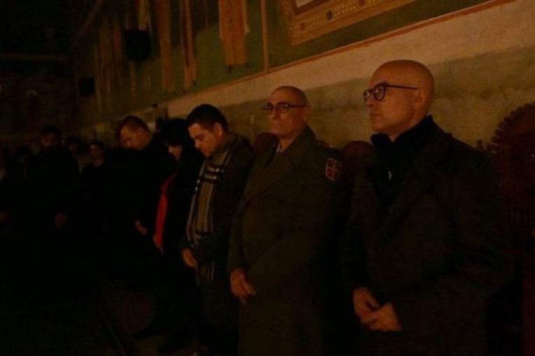 Miloš Vučević na Božićnoj liturgiji u manastiru Кovilj: Neka nas radost Božića prati kroz život (FOTO)