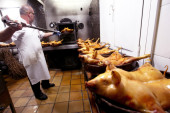 Praznici nam stižu, a ovo su cene jagnjećeg i svinjskog pečenja! Stručnjak otkriva tajnu dobro ispečenog mesa