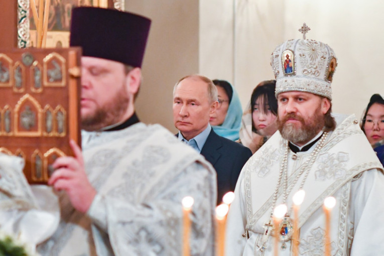 Putin dočekao Božić u nesvakidašnjem društvu: Na liturgiji ove godine nije bio sam (FOTO)