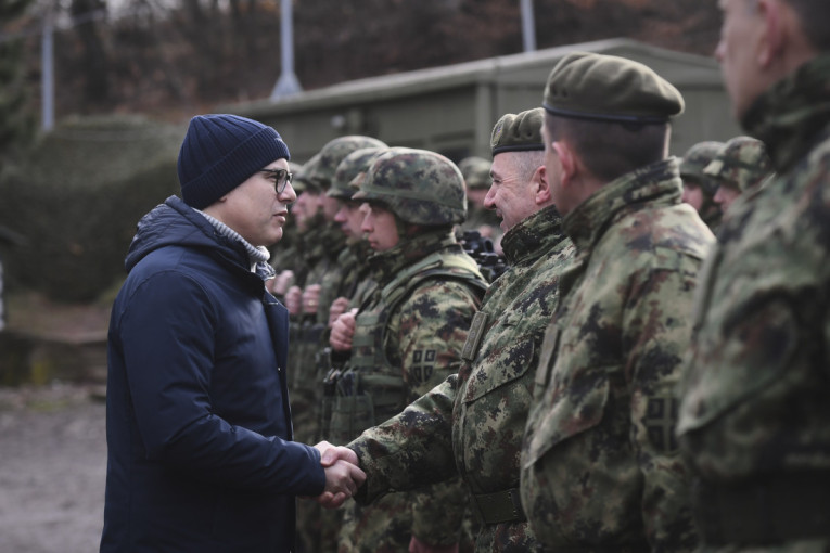 Vučević sa vojnicima u KZB: Privilegija je biti sa vama, blizu našeg raspetog Kosmeta (FOTO/VIDEO)