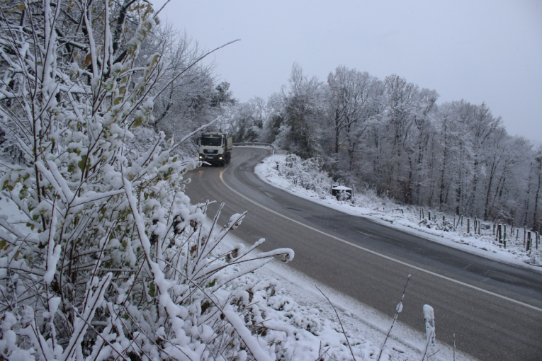Putari čitave noći borili se sa snežnom stihijom: Zabranjen saobraćaj za teretnjake preko Debelog Brda i Tare, ostali putni pravci prohodni
