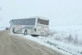Za dlaku izbegnuta tragedija: Autobus zbog snega završio na njivi (VIDEO)