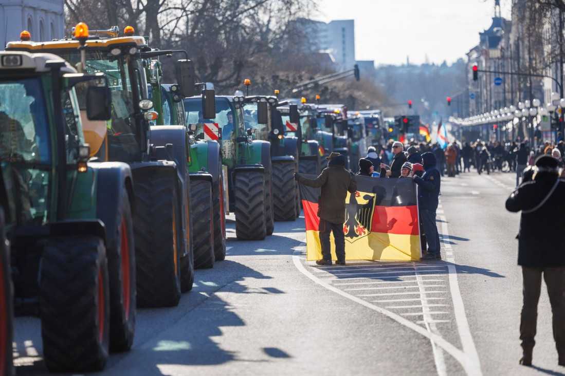 Potpuno rasulo u Nemačkoj: Poljoprivrednici protestuju, hiljade traktora na ulicama, cela zemlja paralisana (VIDEO)