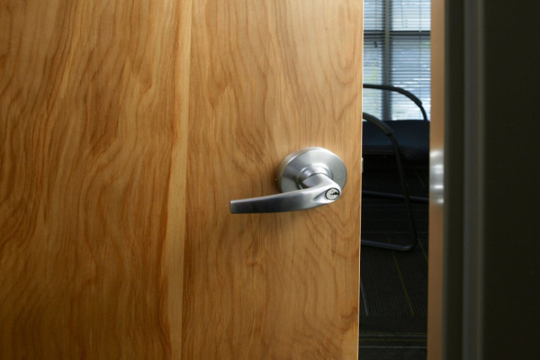 Jezivo nasilje u Čačku: Nasilno upao u stan, tukao ljude daskom pred maloletnom decom i zapretio: "Videćemo se mi još"!