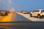Potpuni karambol na Ostružničkom mostu: Na 300 metara dva udesa, učestvovalo 8 vozila, sneg pravi haos! (VIDEO)
