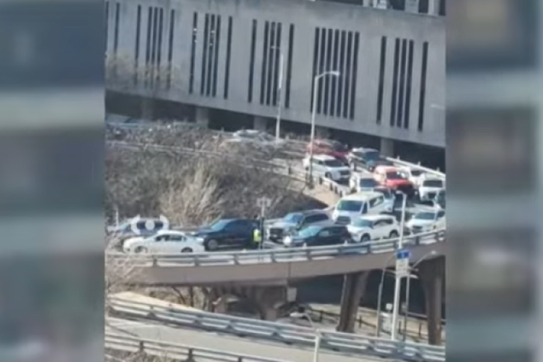Haos u Njujorku: Demonstranti blokiraju mostove i tunel, imaju samo jedan zahtev! (VIDEO)