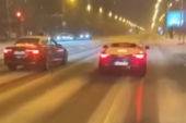 Džaba upozorenja, oni se igraju životom: Dvojica vozača sela u "besne" automobile i krenula u trku po ledu (VIDEO)