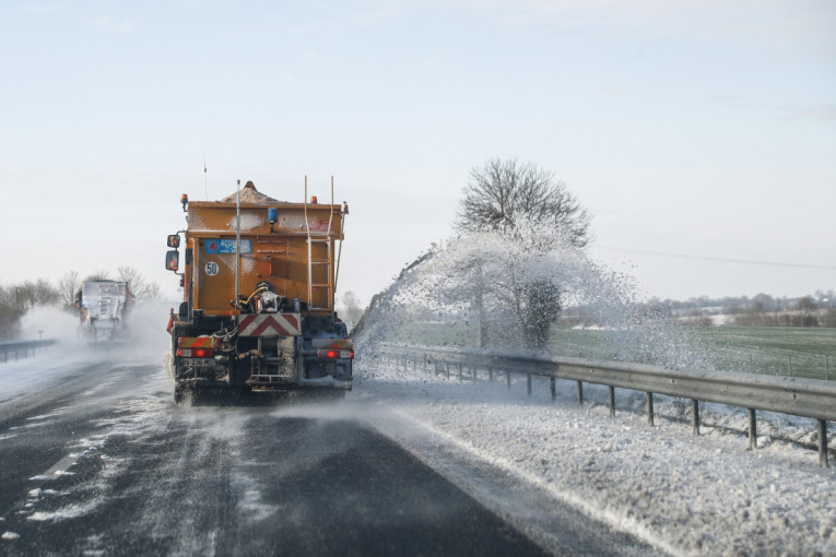 Očišćeni svi državni putevi: Na terenu više od 300 vozila, posuto ukupno 3.700 tona soli