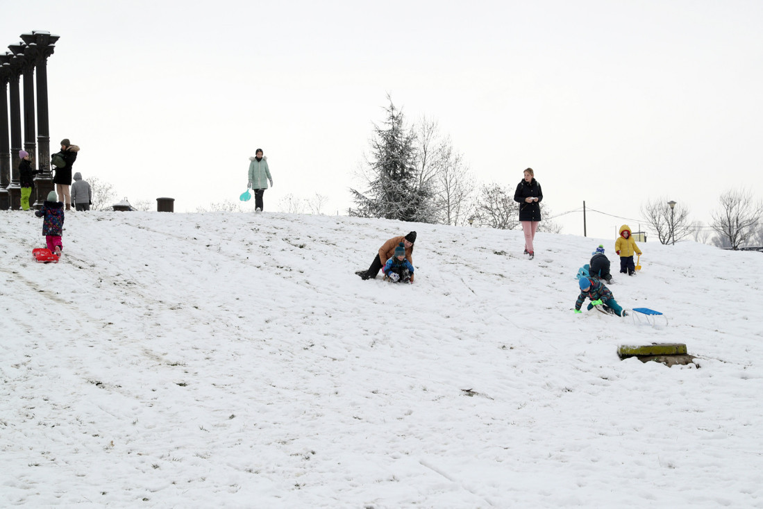 "Lepše nego na Kopaoniku!" Cerak pod snegom: Deca uživaju u sankanju, dok Beograd muku muči sa saobraćajnim kolapsom (VIDEO)