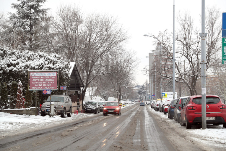 Sneg do pet centimetara  na nekoliko deonica puteva u Srbiji