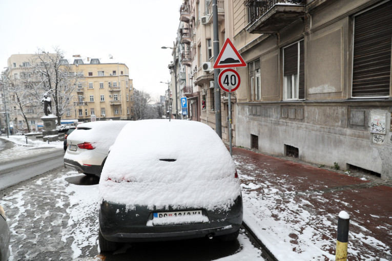 Klizavi kolovozi i sneg do pet centimetara na više puteva u Srbiji