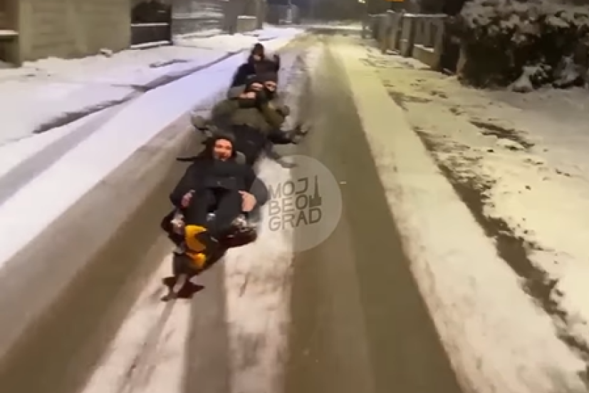 Zimske čarolije u Ugrinovcima! Deca sela na gume, a onda ih kvadom provozao po snegu: "Ovo su uspomene koje se pamte čitav život" (VIDEO)