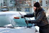 Paprene kazne za sneg na krovu auta! Većina vozača ne zna pravilno da očisti vozilo, a to može skupo da ih košta!
