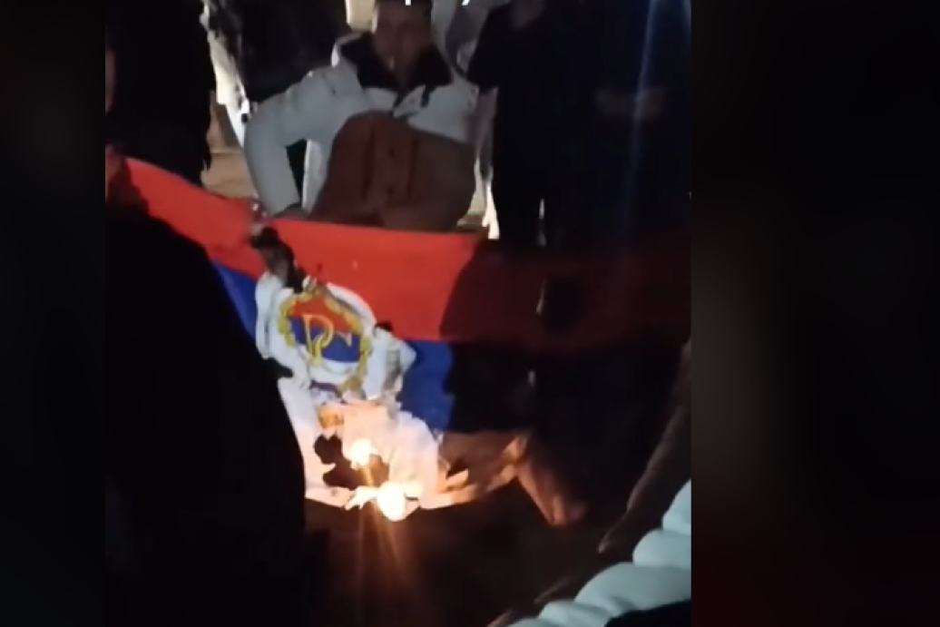 Ekstremistički izlivi mržnje: Uz povike "Alahu ekber" i "Tekbir" zapaljena zastava Republike Srpske (VIDEO)