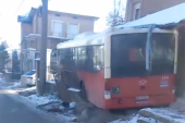Autobus uleteo u dvorište u Ritopeku! Zamalo završio u kući (VIDEO)