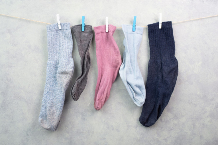 Rešavamo dilemu: Da li je potrebno izvrnuti čarape naopačke pre pranja?