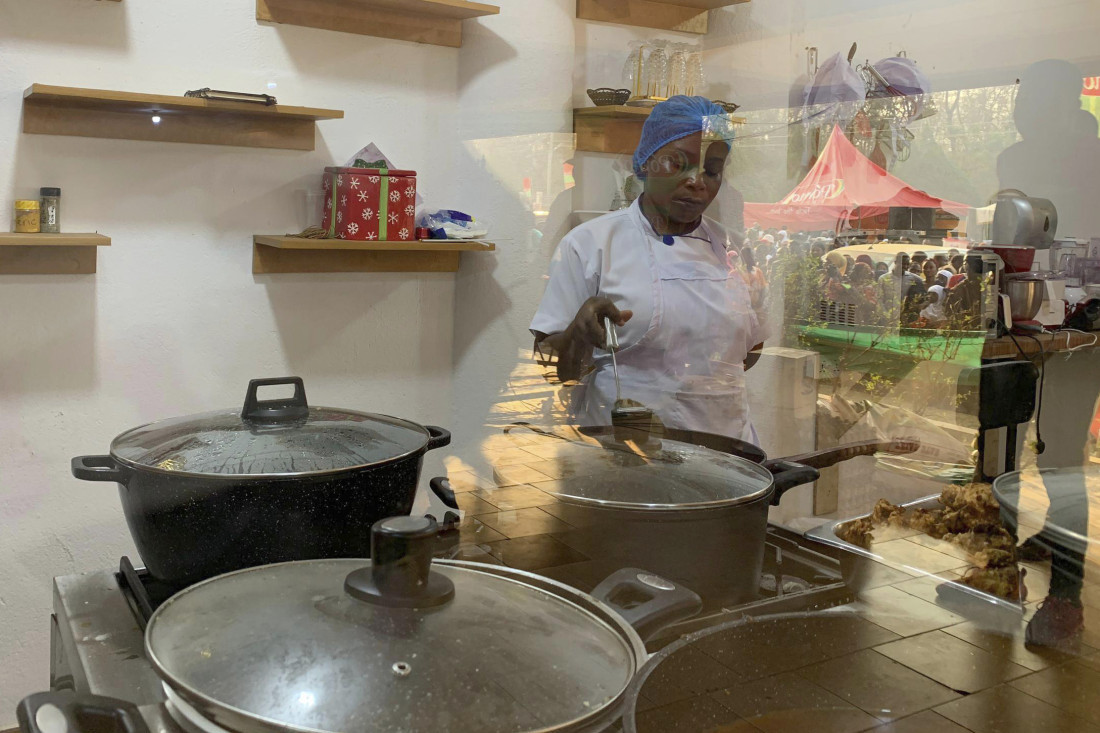 Kuvarica iz Gane oborila svetski rekord u neprekidnom kuvanju: Spremala je hranu više od 227 sati (FOTO)
