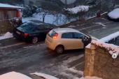 Klize automobili niz ulice u Beogradu! U Grockoj klinci izvlačili automobil koji je sleteo sa puta, na Ceraku auto kao igračka (FOTO/VIDEO)