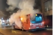 Autobus u dimu: Putnici napustili vozilo (VIDEO)