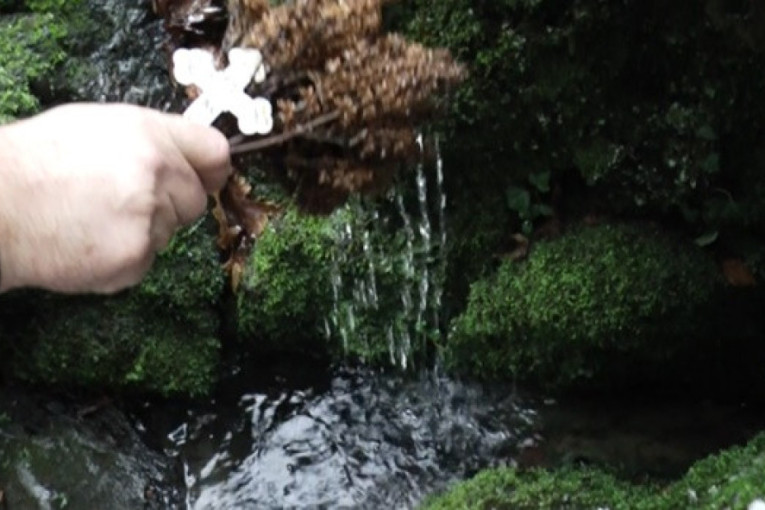 Stope Svetog Save skrivene u gustoj dragačevskoj šumi: Uprkos minusu iz kamena izvire topla voda -velika svetinja za meštane(FOTO)