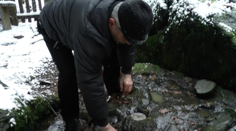 Stope Svetog Save skrivene u gustoj dragačevskoj šumi: Uprkos minusu iz kamena izvire topla voda -velika svetinja za meštane(FOTO)