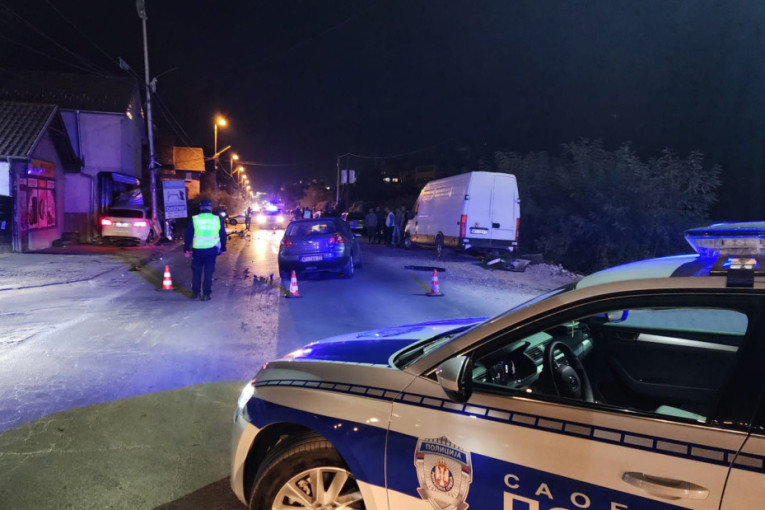 Teška nesreća u Novom Pazaru! BMW izleteo sa puta i zakucao se u lokal, vatrogasci sekli karoseriju da izvuku povređene