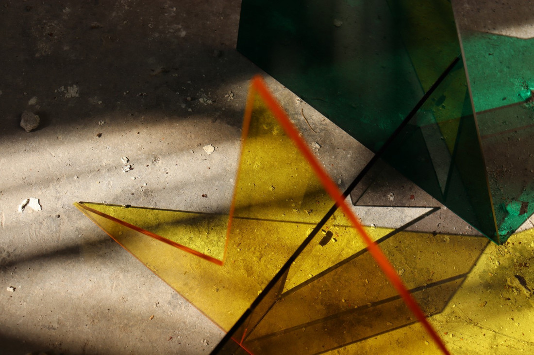 Prostorne instalacije Anje Nikolić i Teodore Nikolić u Galeriji 73: Uranjanje u svet fluidnosti (FOTO)