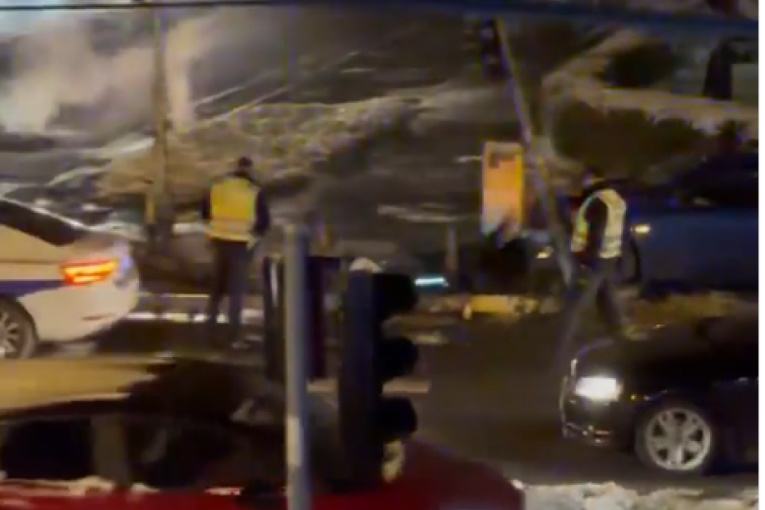 Automobilom se zakucao u semafor: Stvara se gužva u Zemunu, nesreća u Prvomajskoj (VIDEO)
