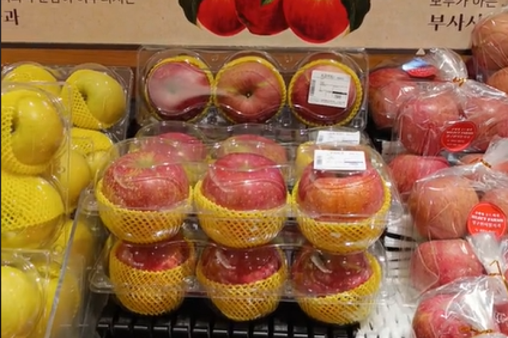 Tri jabuke u kutiji 22 evra, dinja 40! Tiktoker podelio hit video iz supermarketa u Južnoj Koreji (VIDEO)