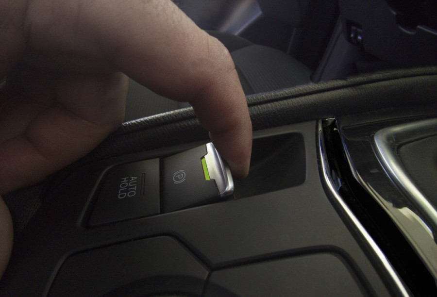 Da li uvek treba povući ručnu kočnicu pri parkiranju? Stručnjaci imaju jasan odgovor