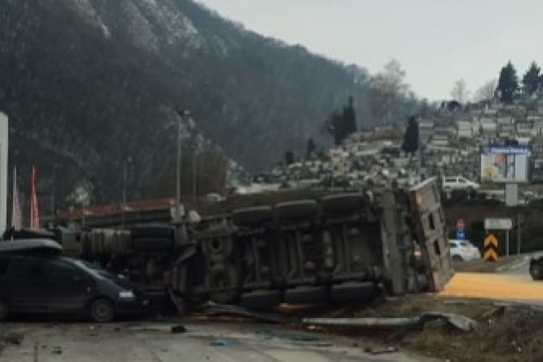 Neverovatan karambol kod Užica: Kamion se prevrnuo, a onda su kola... (VIDEO)