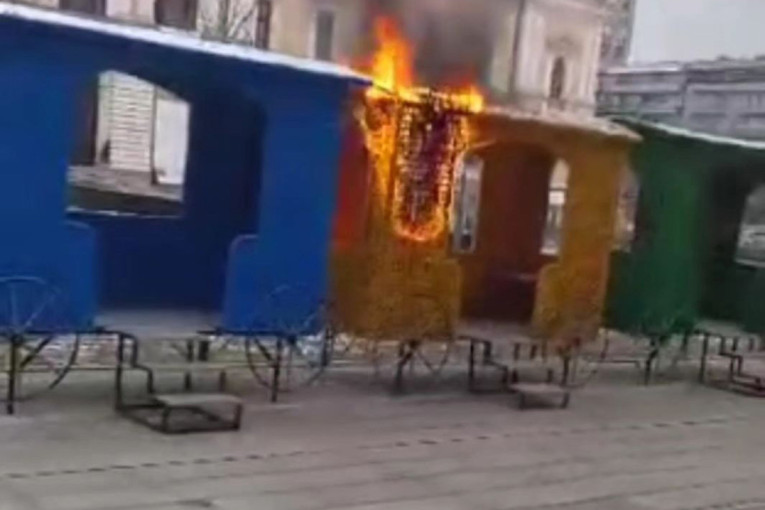 Nezapamćen vandalizam u Kragujevcu: Zapaljen novogodišnji vozić na glavnom trgu (VIDEO)