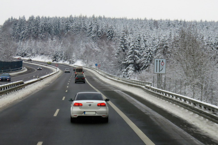 Vozači pozvani na oprez: Na kolovozima ima raskvašenog snega, ne kretati na put bez zimske opreme