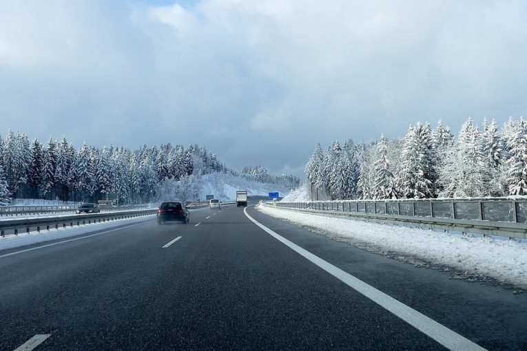 Vozači, prilagodite brzinu: Na pojedinim putevima ima raskvašenog snega - postoji mogućnost pojave mestimične poledice
