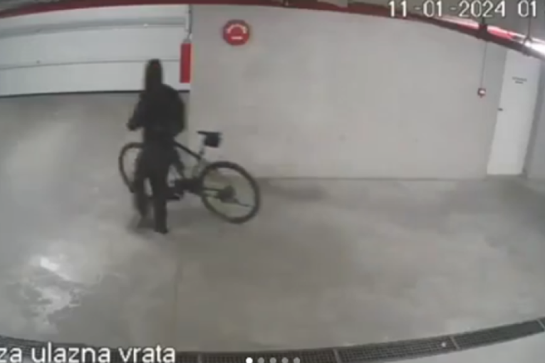 Podzemna krađa u Žarkovu: Polomio kamere pa odvezao bicikle (VIDEO)