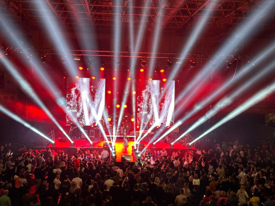 Draganu Mirković ispratio sin Marko do scene u Tuzli: Podrška porodice u teškim trenucima (VIDEO)