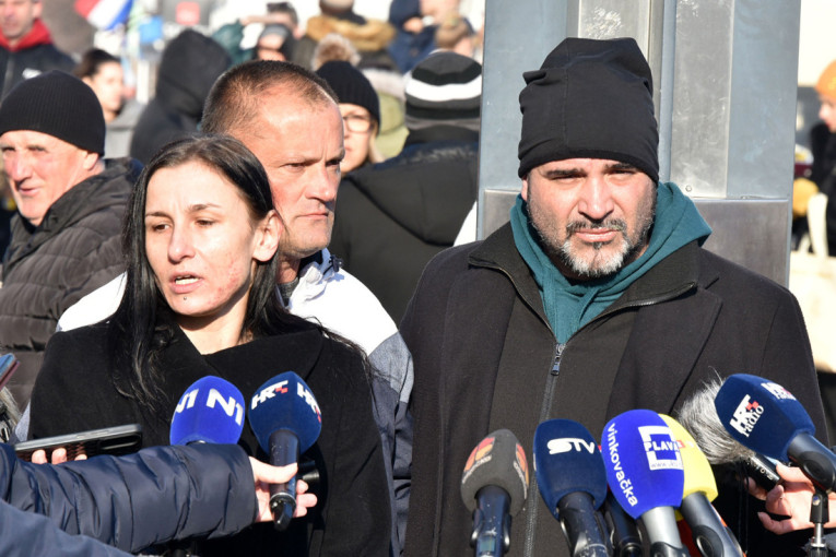 Roditelji pretučene dece u Vukovaru u suzama! "Moji ne spavaju, presude su smešne, a političari nisu dobrodošli" (FOTO/VIDEO)