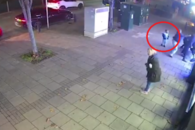 Grupa lopova napala ljude na ulici, mali dečak im pritrčao u pomoć: Vukao pljačkaše dok su tukli muškarca s kojim je bio (VIDEO)