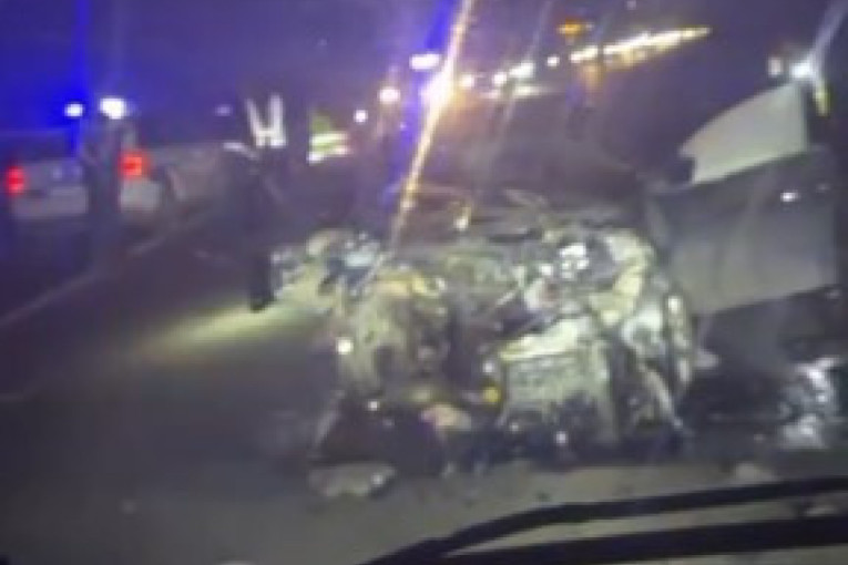 Stravičan prizor nakon udesa: Muškarac stradao kod Omoljice, vozila neprepoznatljiva! (VIDEO)