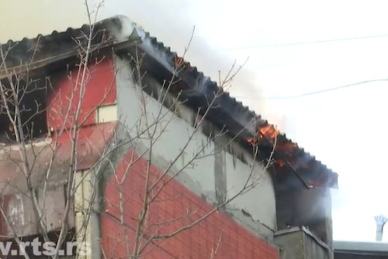 Požar u stanu na Banjici: Vatrogasci na licu mesta (VIDEO)